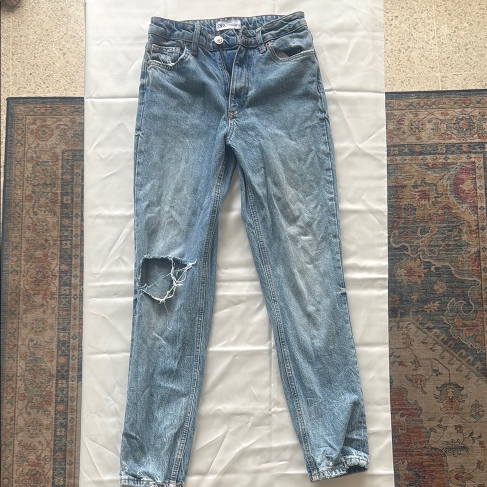 Zara Blue Skinny Jeans with Modern Appeal